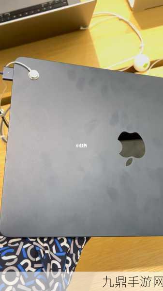 午夜色MacBook，1. 深夜沉静：午夜色MacBook的魅力与灵感